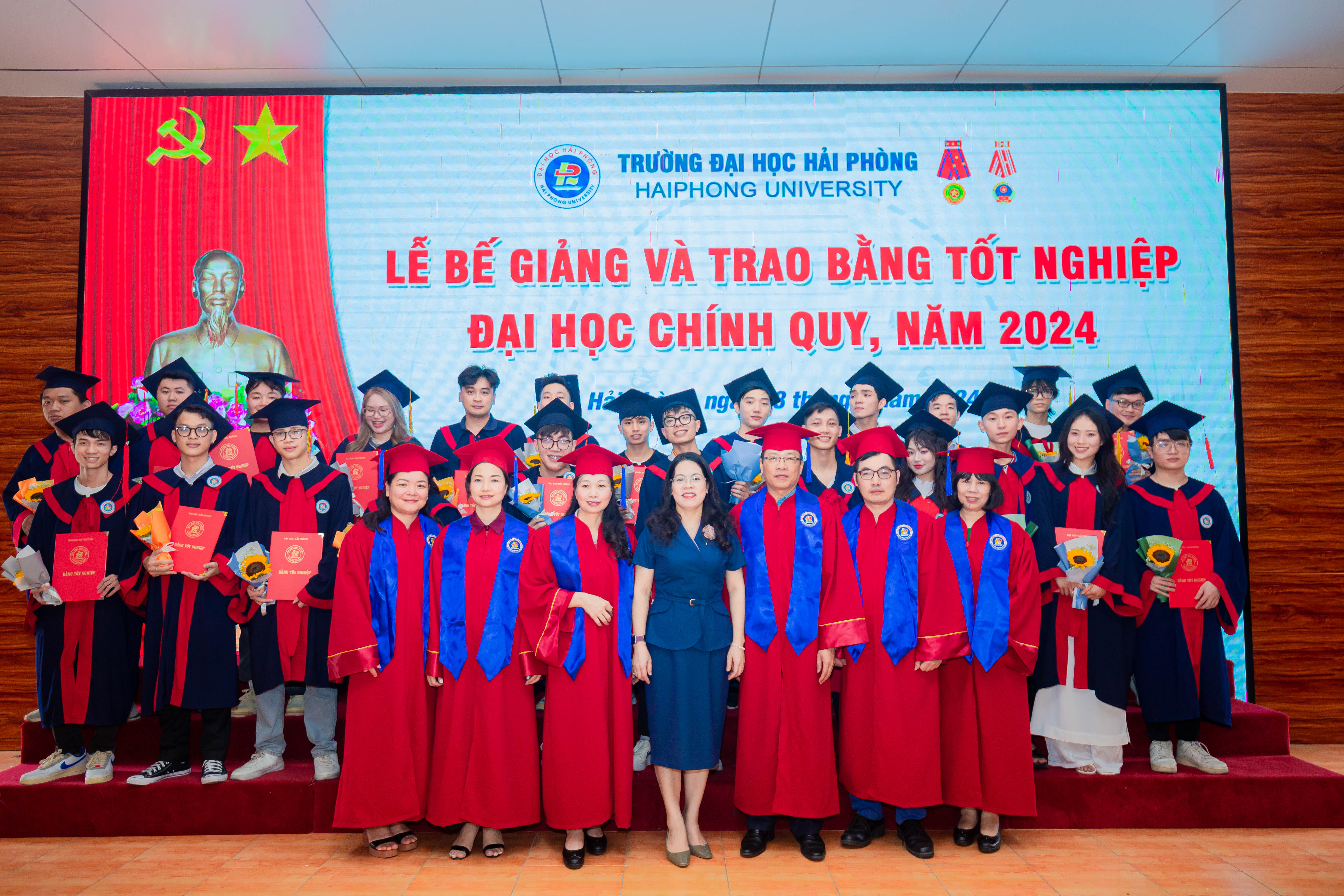 Trường Đại học Hải Phòng tổ chức Lễ trao bằng tốt nghiệp cho các bạn sinh viên Đại học K21